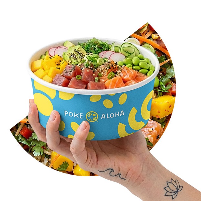 Pote de papel personalizado Kraft Bowls com poke, segurado por uma mão