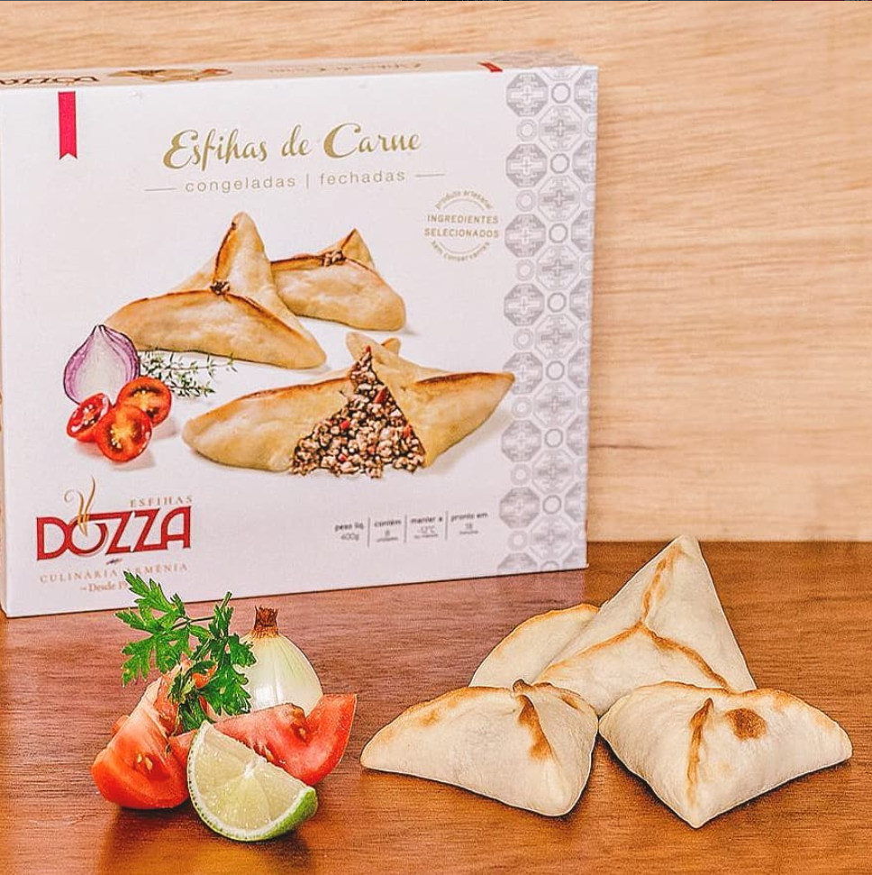 Caixa personalizada Dozza com esfihas de carne