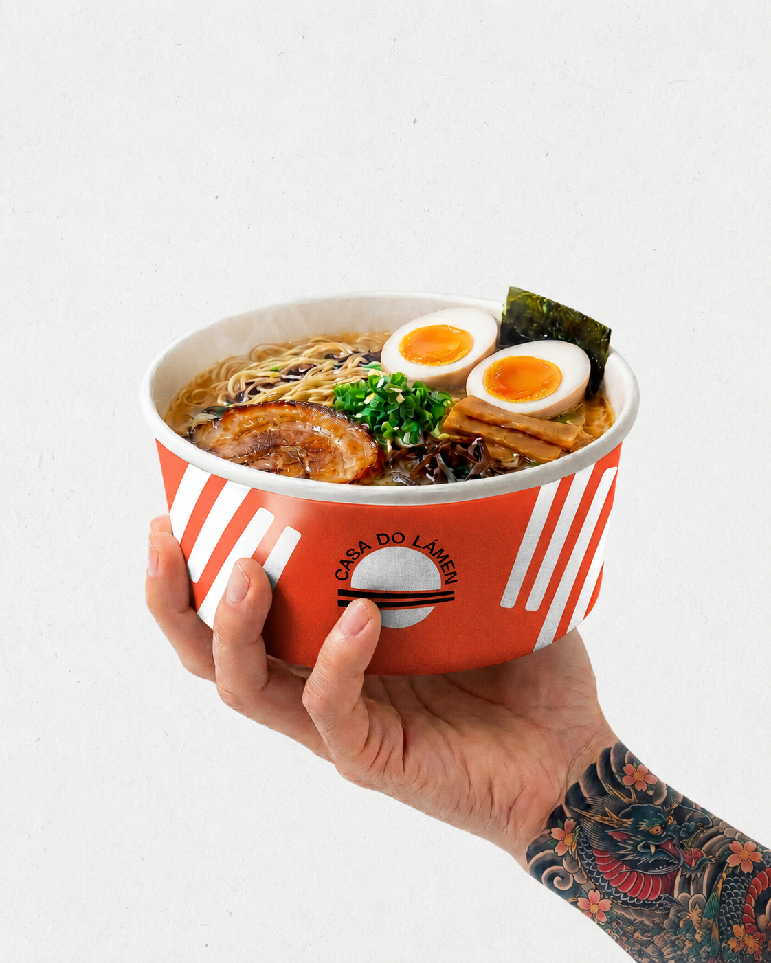 Mão segurando bowl de papel personalizado com ramen